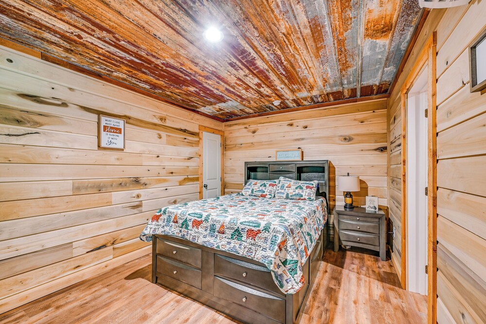 Kentucky Cabin Retreat w/ Covered Porch & Views