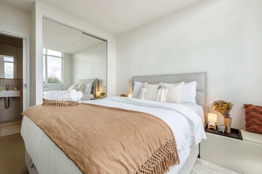 Stunning View 2-bed in Port Melbourne w/ Parking