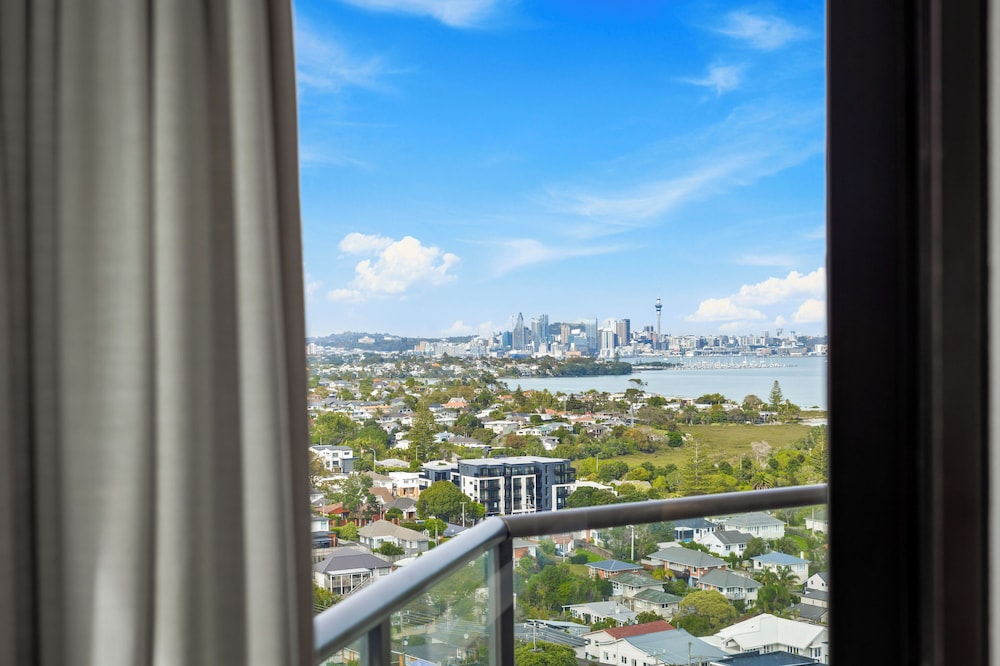 Modern 1BR w Pool/Gym Steps to Beach: Zodiak Stays
