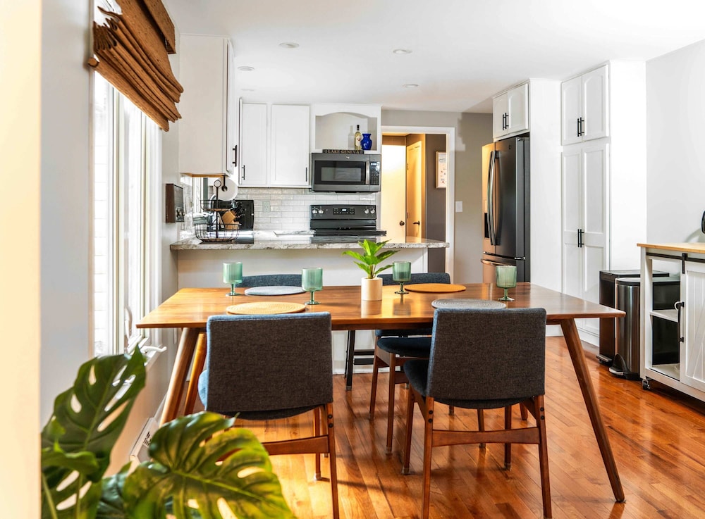 Highway Chalet - Centrally Located to Area Attractions!