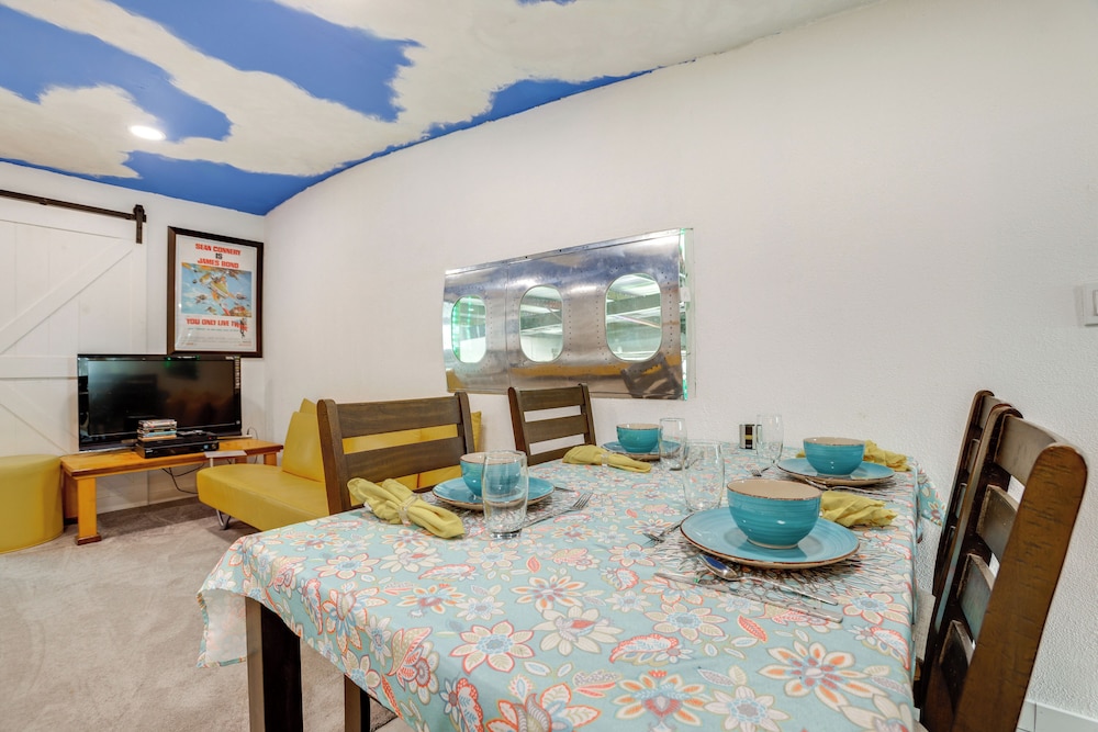 Aircraft Tours! Fly-in Hangar Apt in New Waverly