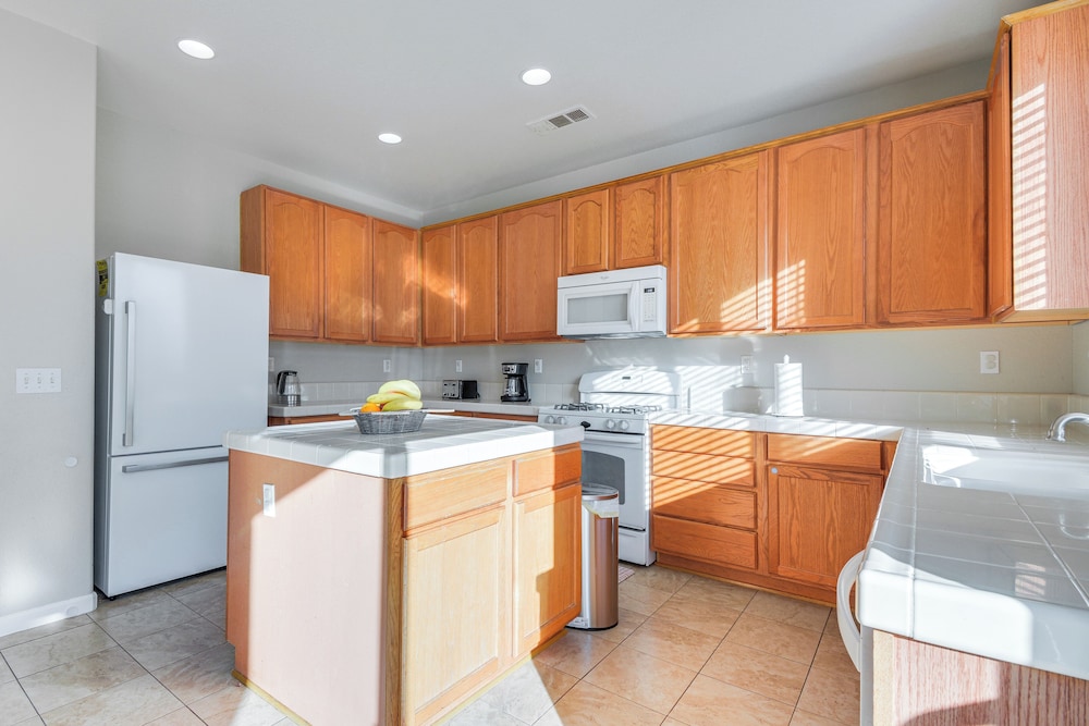 3 Mi to Downtown Merced: Family-friendly Home