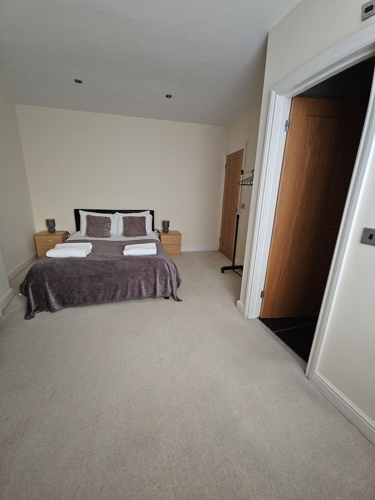Town Center Modern Apartment 10