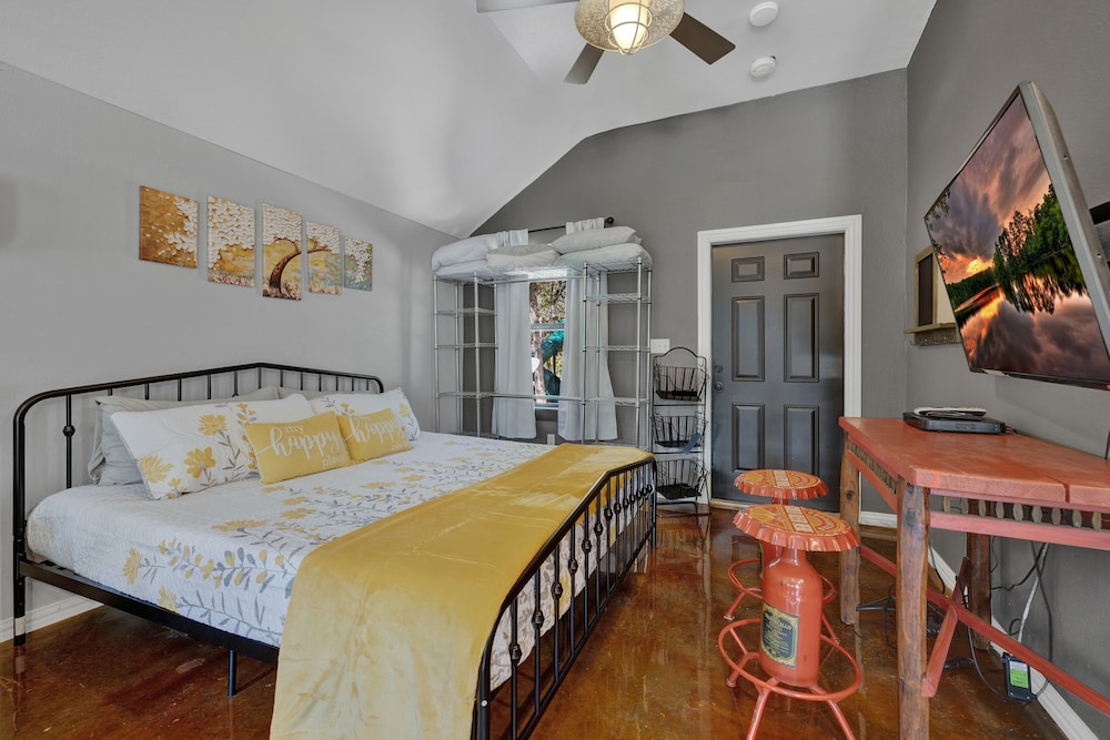 Terracotta Oasis - Wimberley for 30 Guests