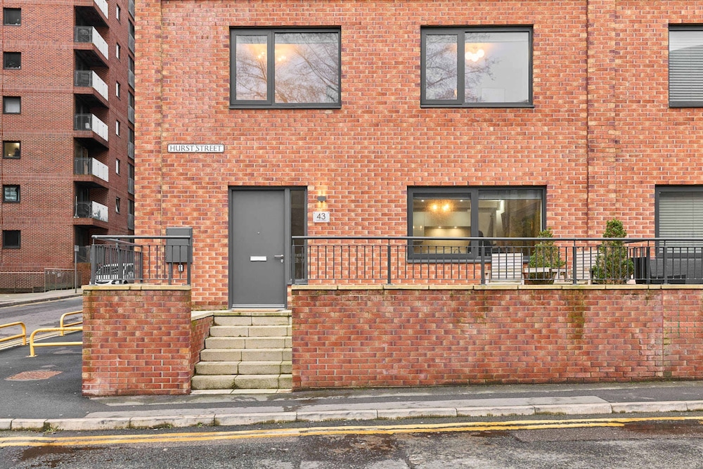 Host Stay Chic Townhouse by the Docks