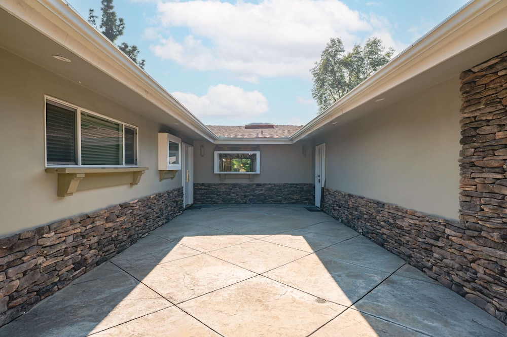 Bright Family Getaway Large Backyard Oasis Patio
