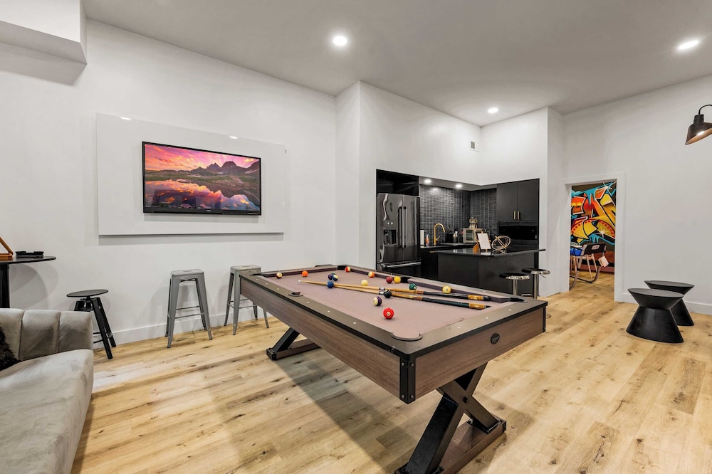 Indoor Heated Pool, Game Room, Hot Tub, Firepits & Spacious Lodge Perfect for Families, Groups & Friends 2 Firefly Mountain Suites by Avantstay