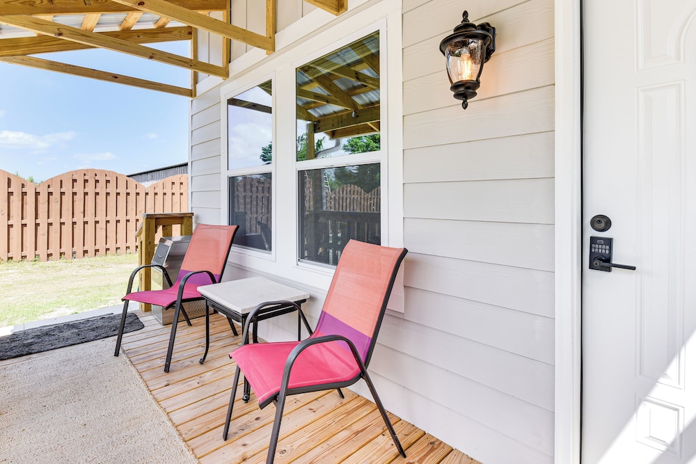 13 Mi to St Andrews State Park: Cabin w/ Patio!