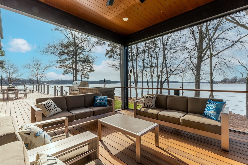 Paradise Peninsula by Avantstay Waterfront Private Beach Hot Tub View