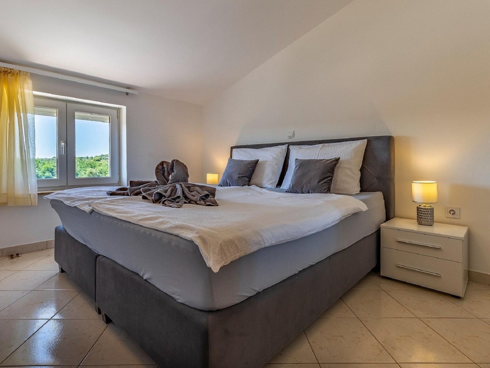 Graceful Apartment in Banjole near Beach Centinera view 3