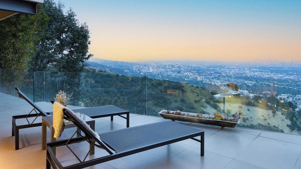 Hollywood Overlook by Avantstay Private Pool + Hot Tub Panoramic Views