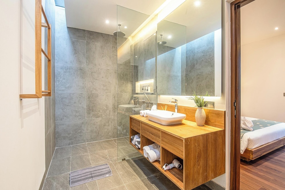 Elegant 6BR Canggu Villa Steps From the Ocean