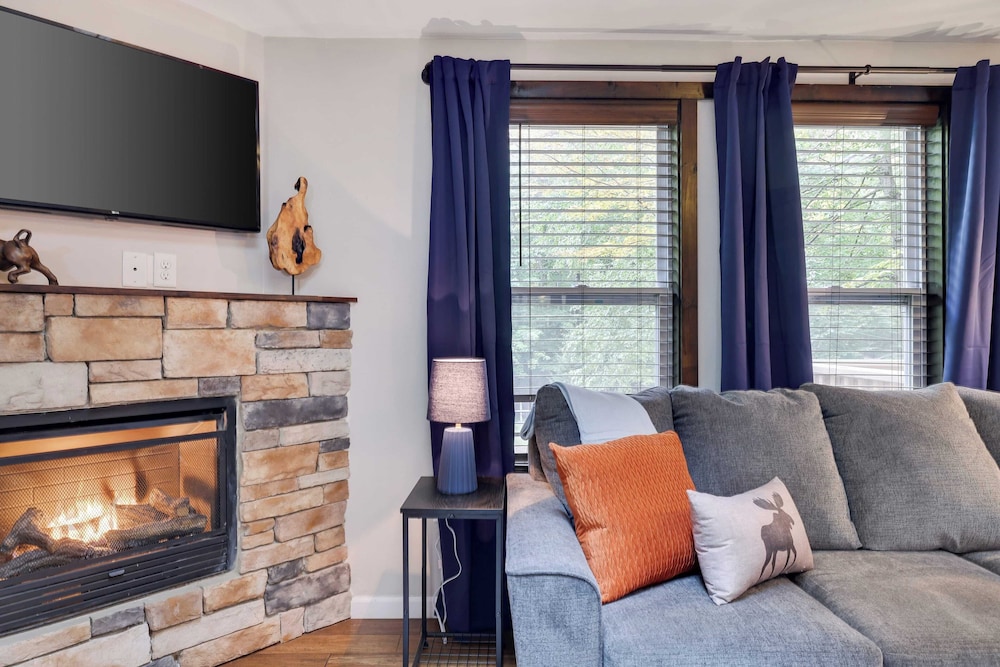 Moshannon Tree-lined Pocono Retreat w/ Hot Tub, Firepit & Pool Table