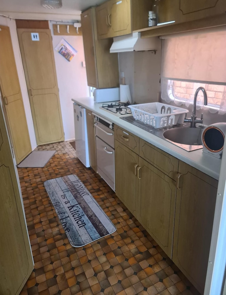 Cozy Cardiff Cabin Retreat Sleeps 6 by Aimee view 4