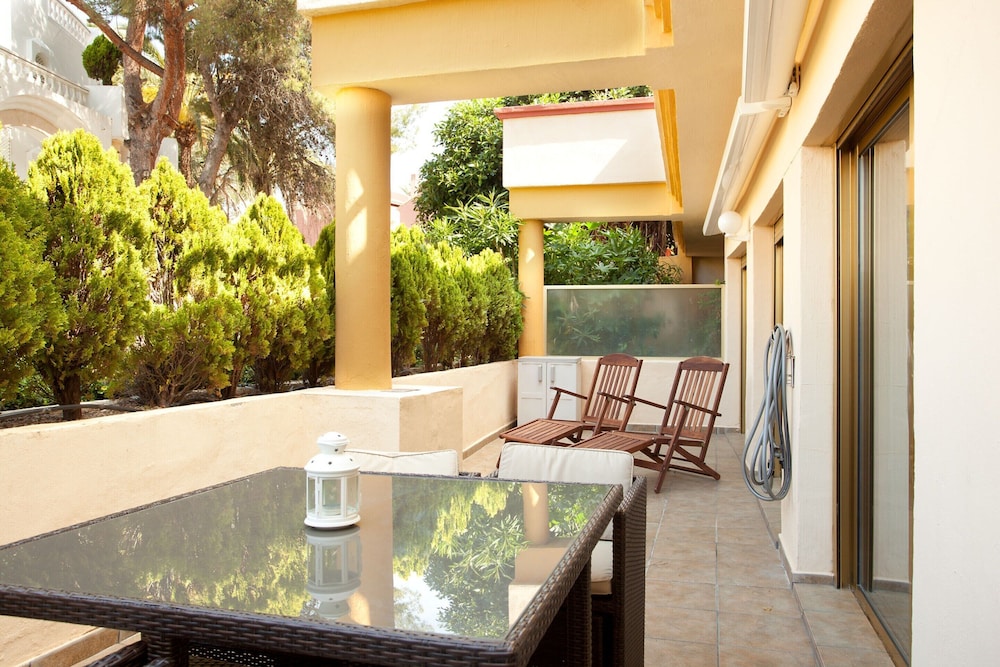Beachside Apartment With Shared Pool