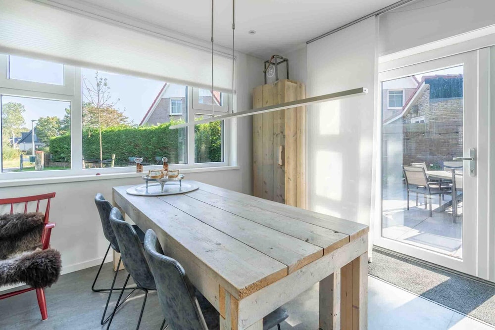 Spacious 6-person Holiday Home Near De Koog