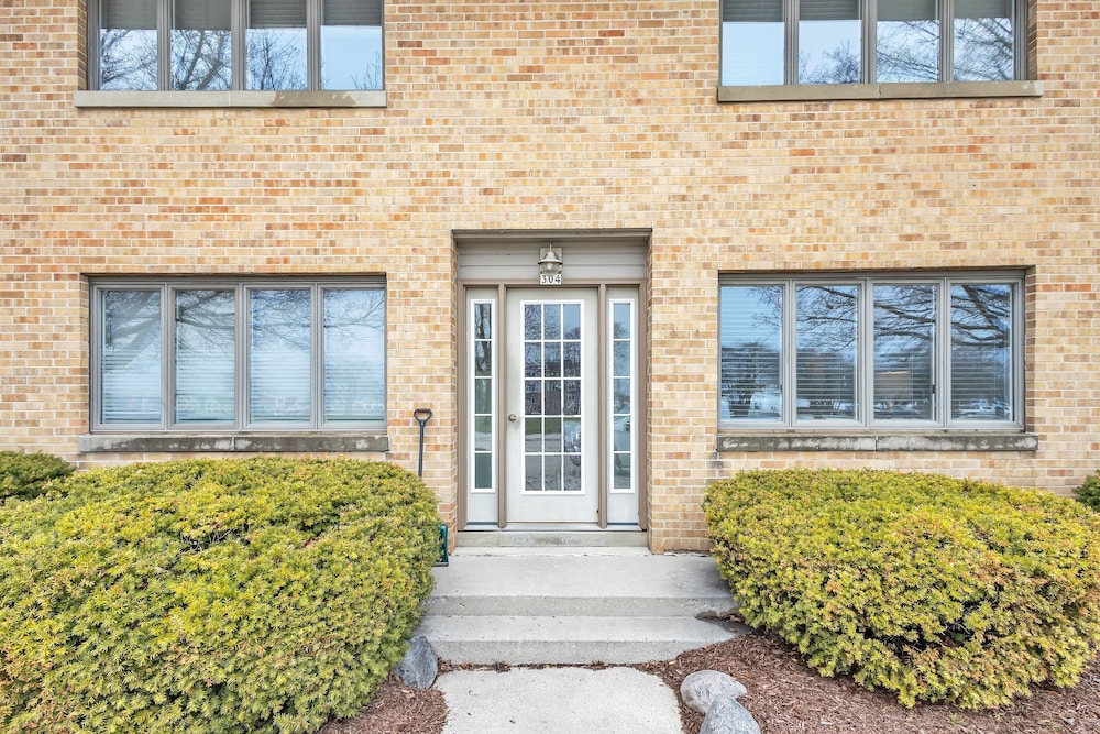 Harbor Hideaway - Walk To Beach, Dining & Downtown 2 Bedroom Condo