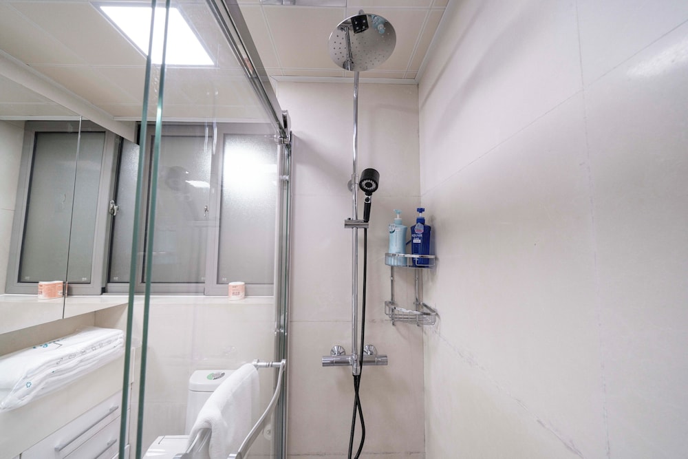 Tyms Stylish 1BR 1BA Apt Xujiahui Center