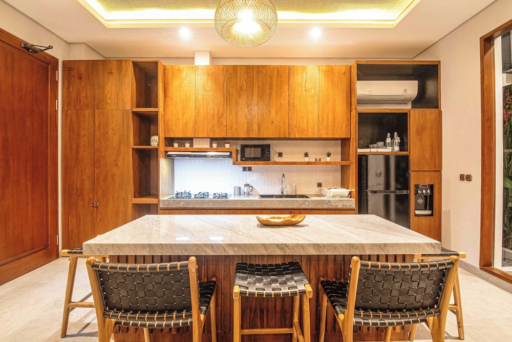 Luxury 5-bedroom Canggu Beach Villa With Scenic Ri