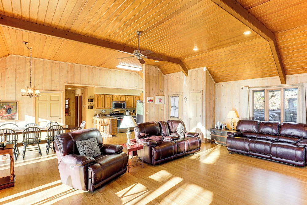 2 Mi to Ski Slopes! Mtn-view Home in Mars Hill