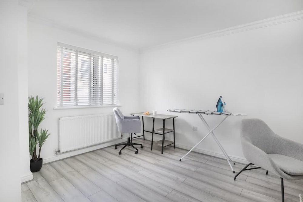 Fast Wi-fi Free Parking 10 Mins to City Centre