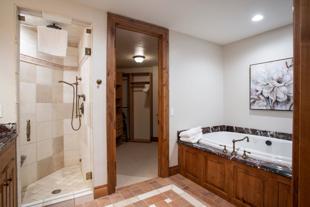 Grand Lodge - Five Bedroom #402 - Ski-in/ski-out 5 Condo