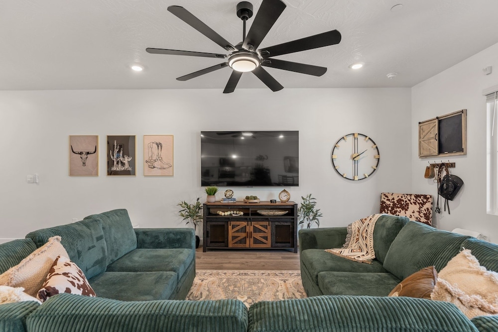 Popular Poolside Retreat 4 Bedroom Townhouse