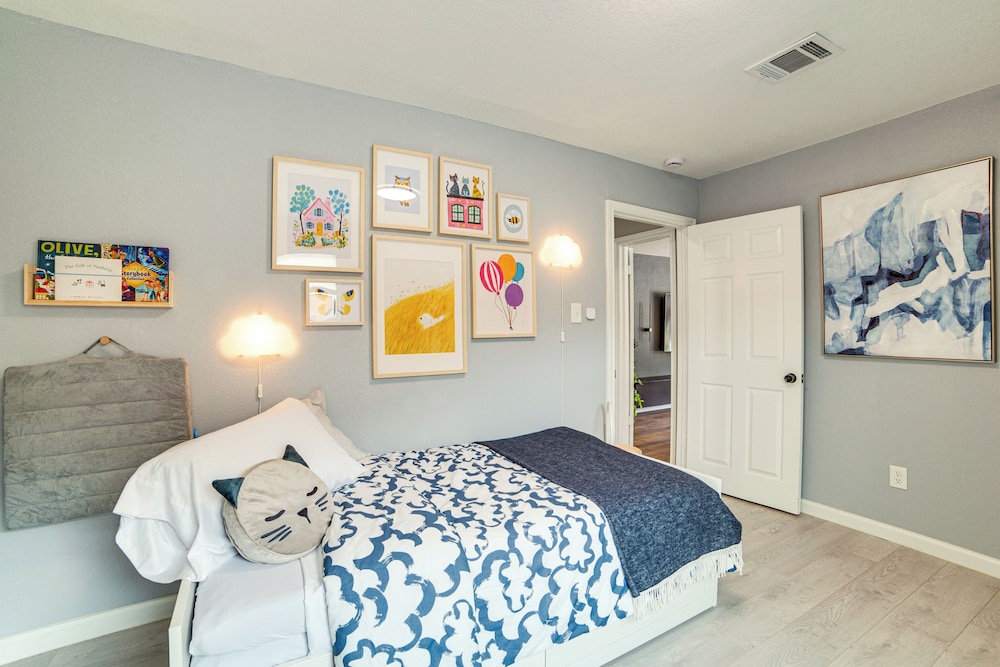 Spacious Family Home, 5 Mi to Galleria Dallas!