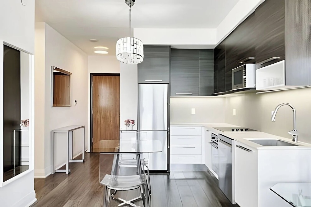 Lanterra Downtown Cn Tower - Image 4