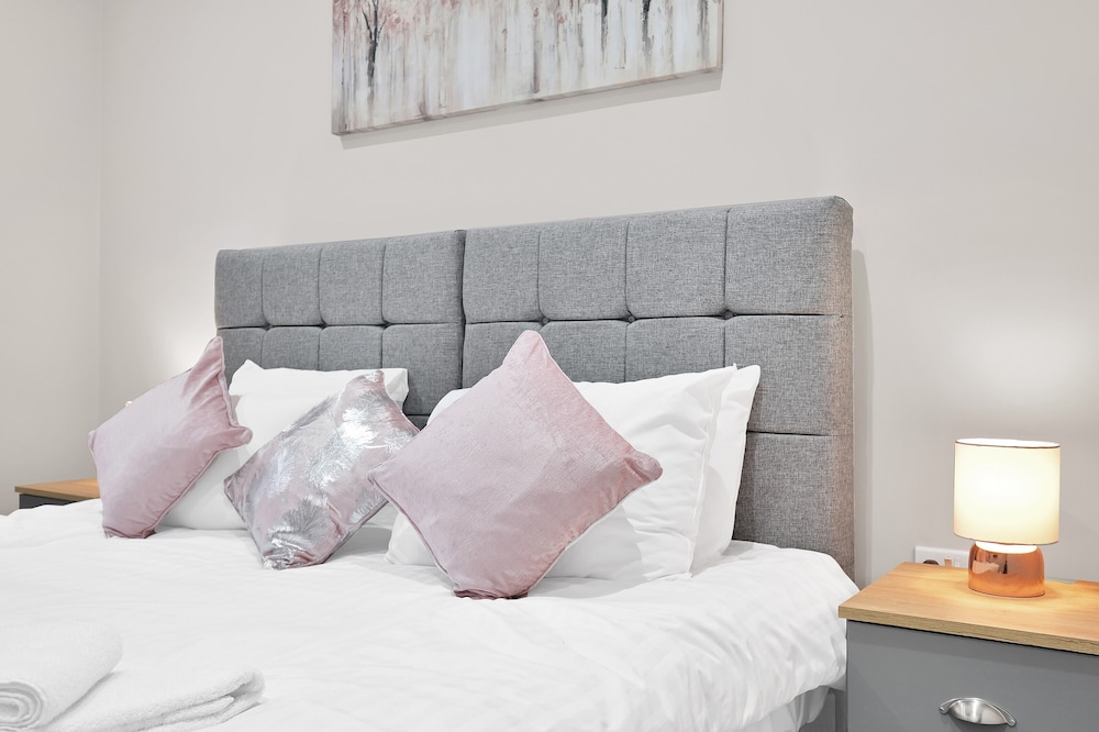 Crown Place 2 & 3 Bedroom Luxury Apts view 3