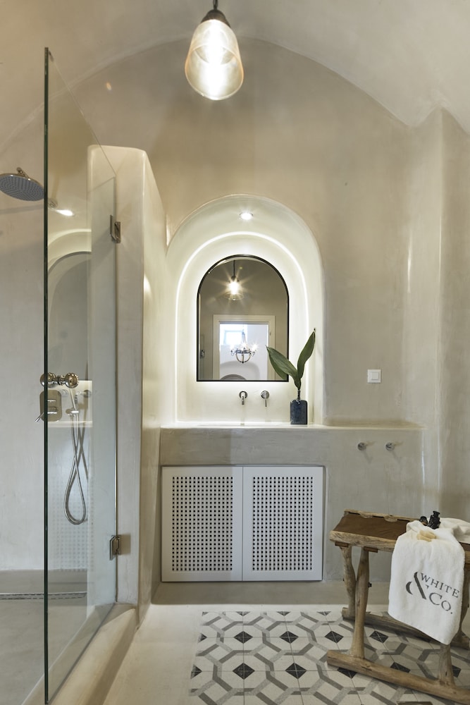 White and Co. La Torre Suites