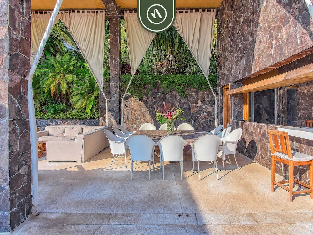 Luxury Oceanfront Villa - Private Beach - Pool