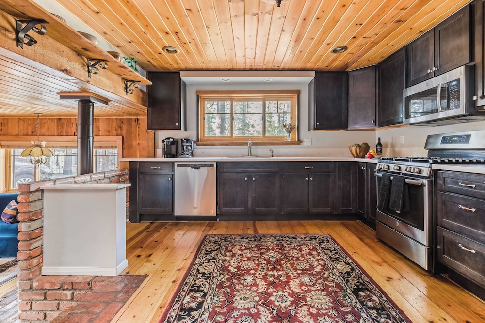 Sleeps 23 2 Homes, Lakefront, Private Dock, Hot Tub, Game Room, Swingset, View