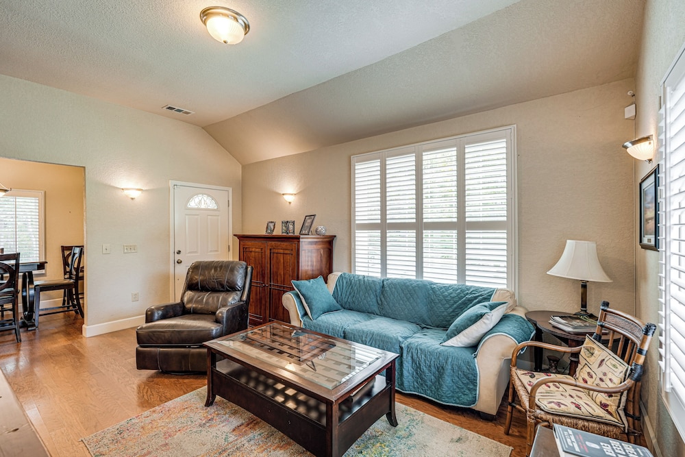 Walkable Miracle Mile Retreat w/ Peaceful Patio