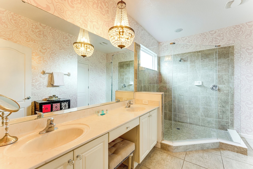 Themed Rooms, Pool & More! Custom Davenport Villa