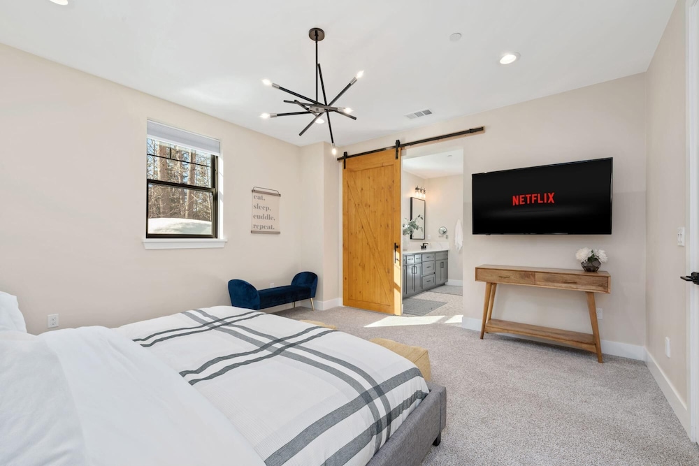 Luxury Retreat Home w Hot Tub - Property Image 2