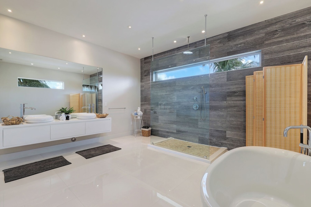 Luxurious Beach Retreat w/ Heated Pool&basketball