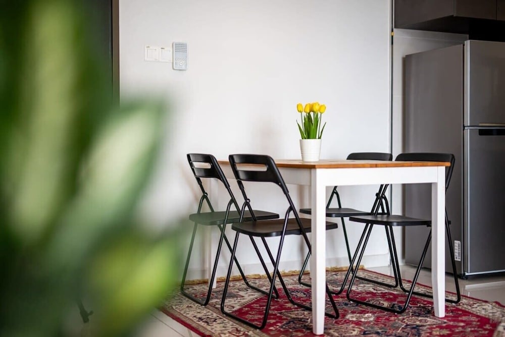 A Stylish 2BR Suite, Water Views, Free Parking