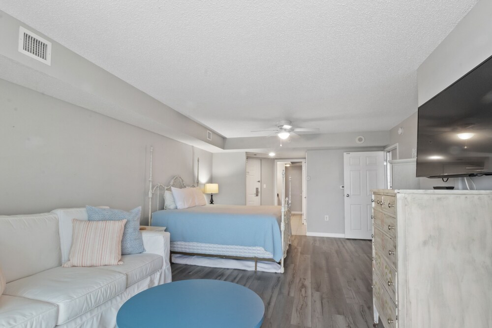 Yacht Club Villas #2-504 4 Bedroom Condo by RedAwning view 5