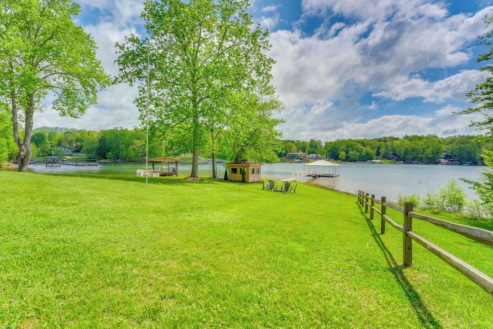 February Perks! Couples Getaway in Hayesville