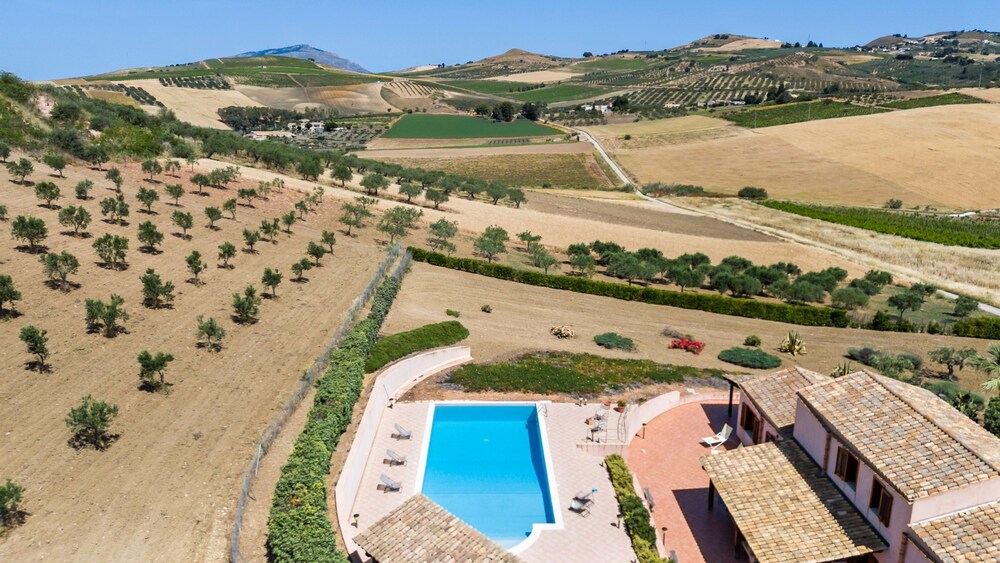 Villa sui Colli Ericini con Piscina by Wonderful Italy
