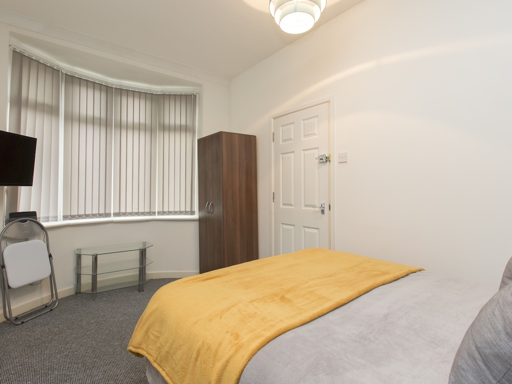 Crewe Vacations - Crewe Rooms Edleston Road - Property Image 5