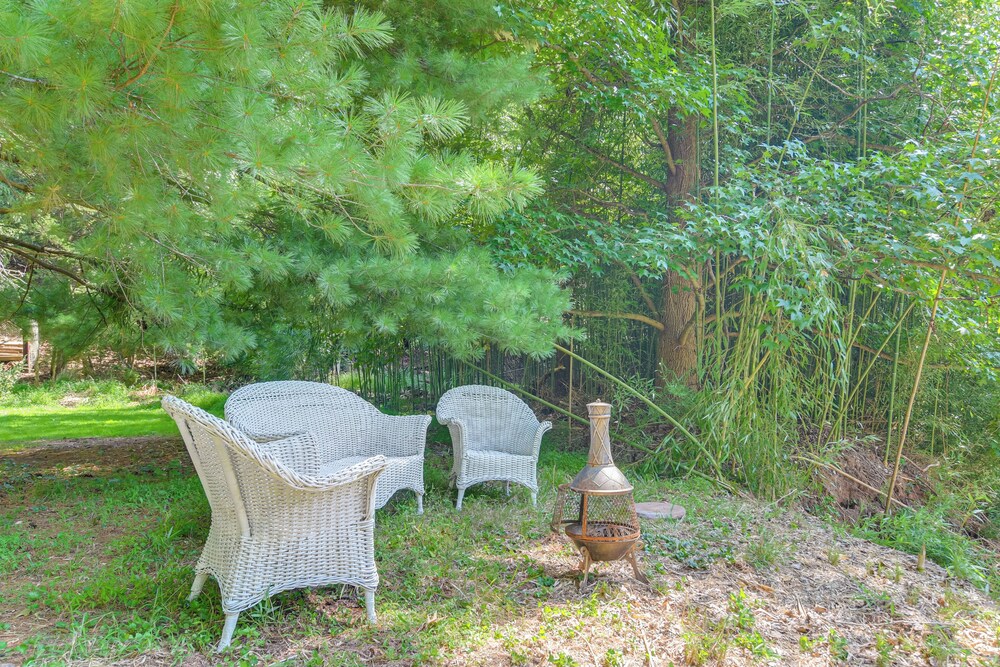 Creekside Milford Studio w/ Gas Grill + Mtn Views!