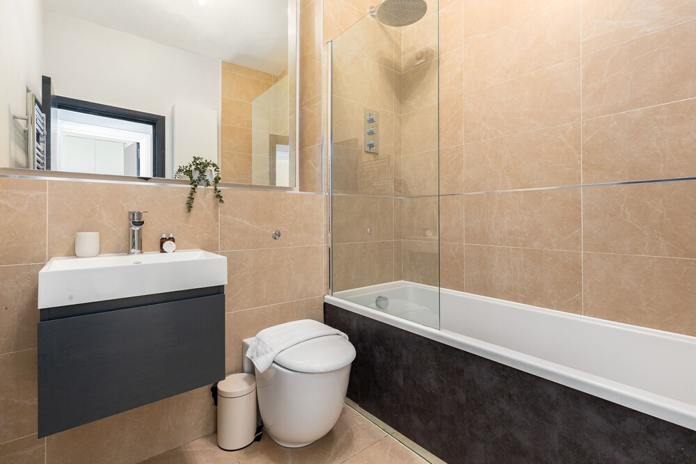 Radiant 2 Bed Flat near Portobello