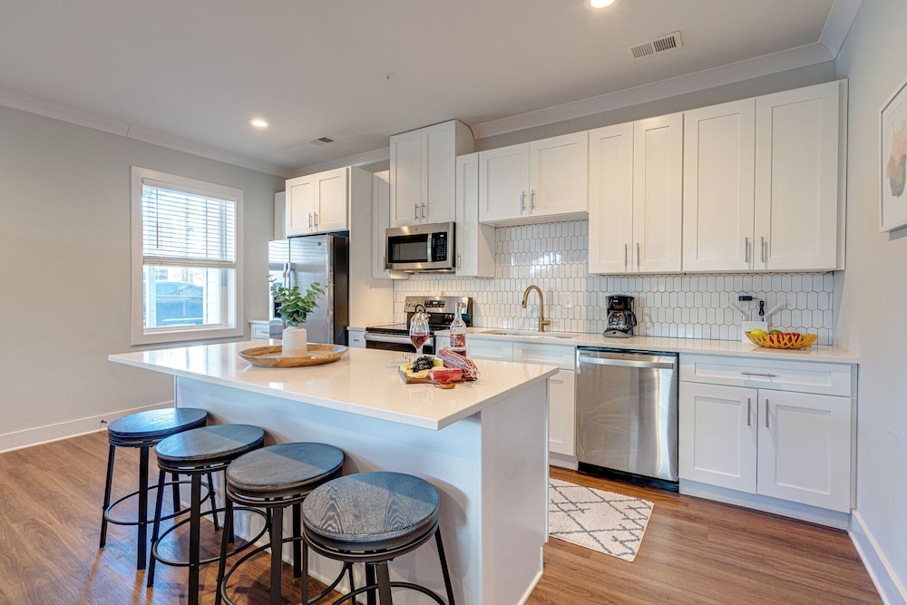 Mesmerize Melrose - Mins to Broadway - 2 Bedrooms