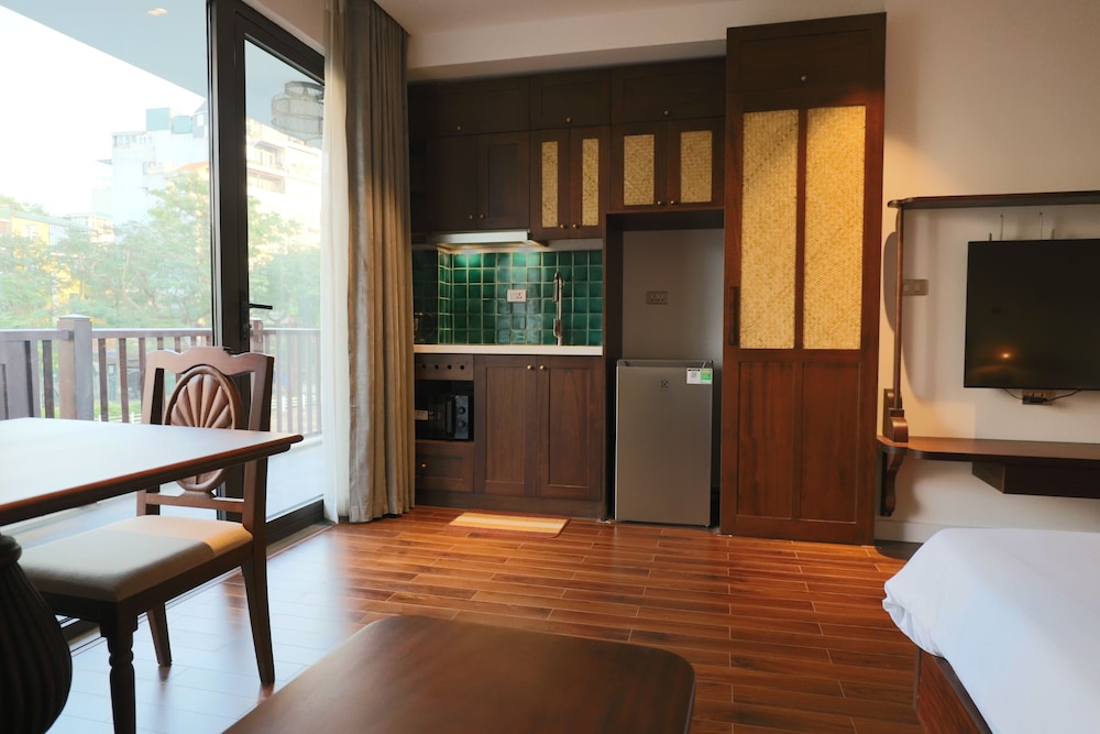 Maison Nha Truc Bach Lake