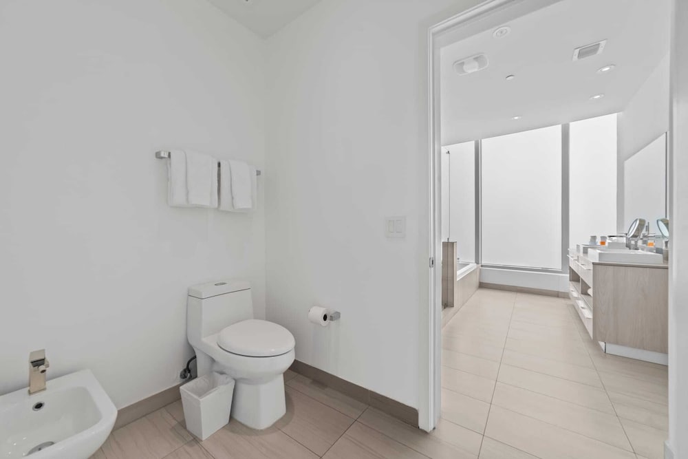 2BR Ocean Penthouse: Private Terrace & Hot Tub - Image 2