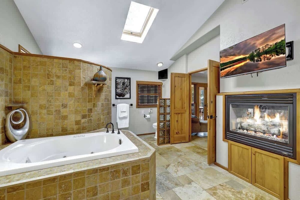 Terracotta Retreat/ Sleeps 30!