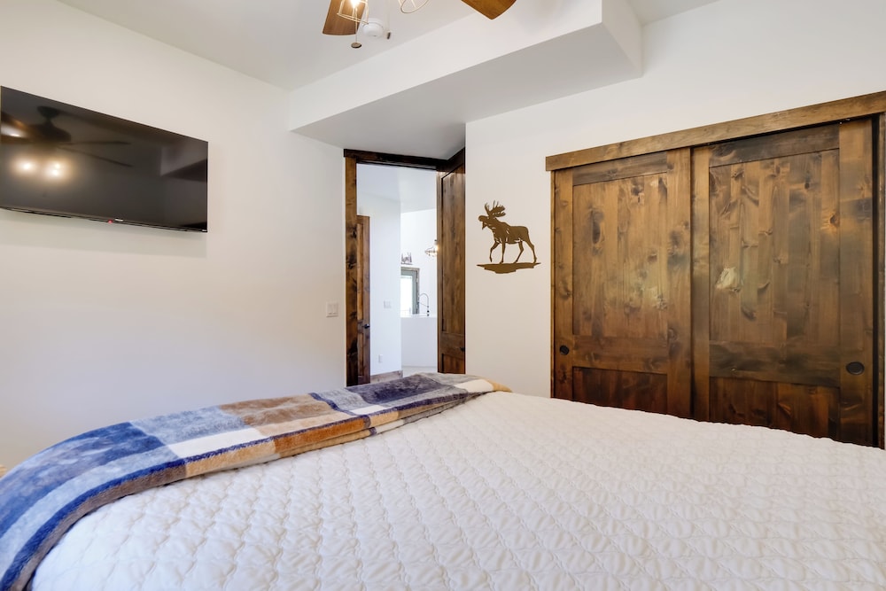 Hot Tub, Pool Table & Fireplaces: Blue River Gem