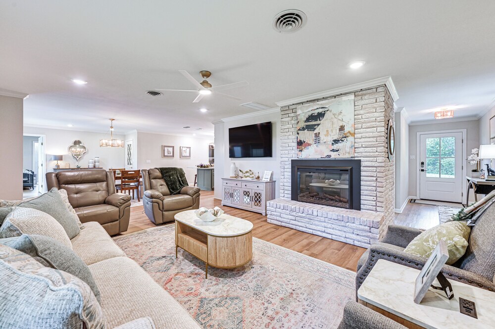 Patio, Yard, Views: Modern Home in Longview